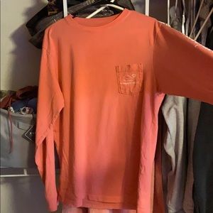 small peach colored vineyard vines shirt